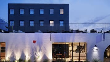 Fachada de la propiedad por la tarde o noche