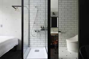 Dusj, dusjhode med hydromassaje, toalettartikler (inkludert) og hårføner
