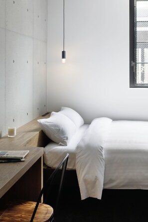 Desk, laptop workspace, free WiFi, bed sheets - Hotel Cen (Tokyo)