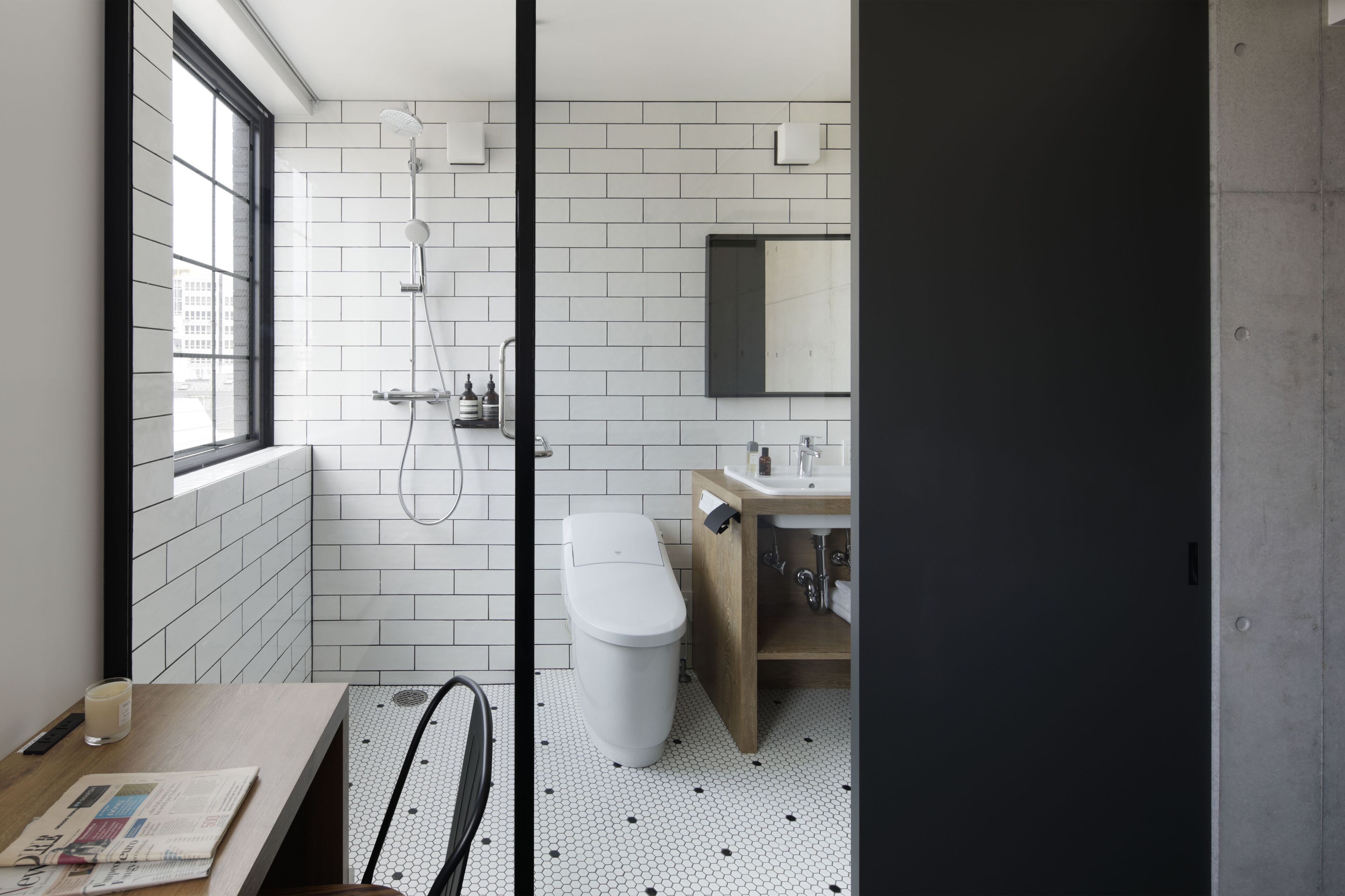 shower, hydromassage showerhead, free toiletries, hair dryer