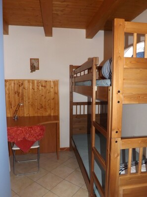 2 bedrooms, bed sheets, wheelchair access