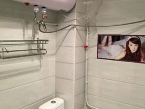 Ducha, artículos de tocador gratuitos, secador de pelo, pantuflas