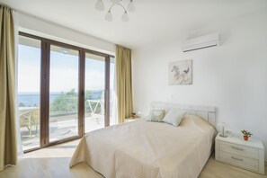 Apartemen Deluks, 2 kamar tidur, pemandangan laut | Ruang keluarga | Televisi layar datar 40-inci dengan saluran TV satelit dan TV LED