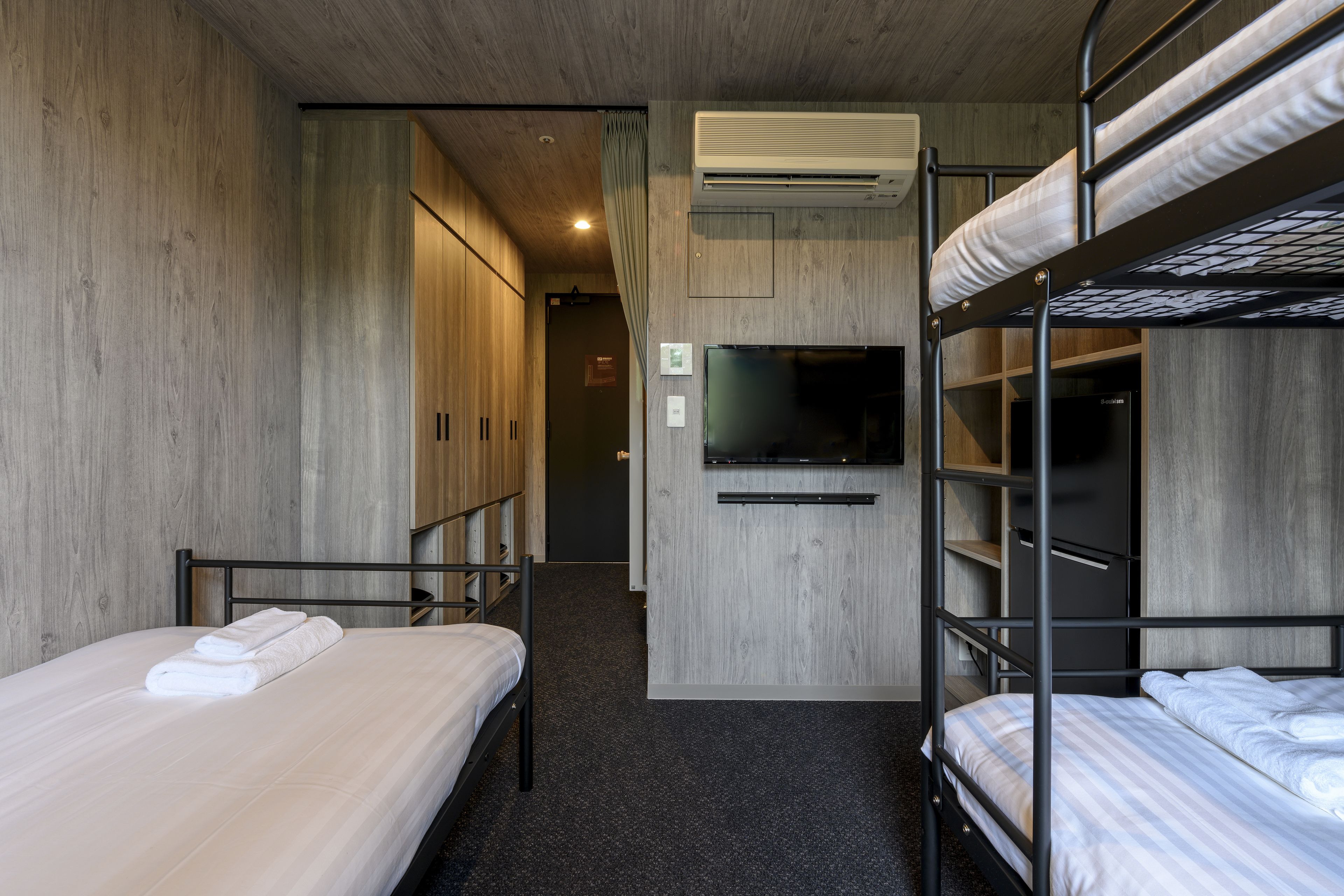 triple room | 1 bedroom, in-room safe, desk, blackout curtains