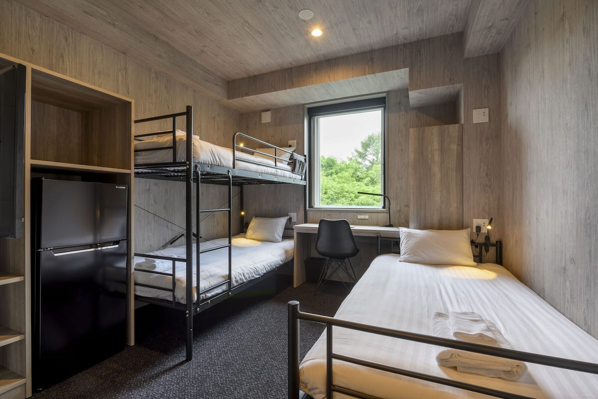 Triple Room | 1 bilik tidur, peti besi dalam bilik, meja, langsir/tirai gelap terus