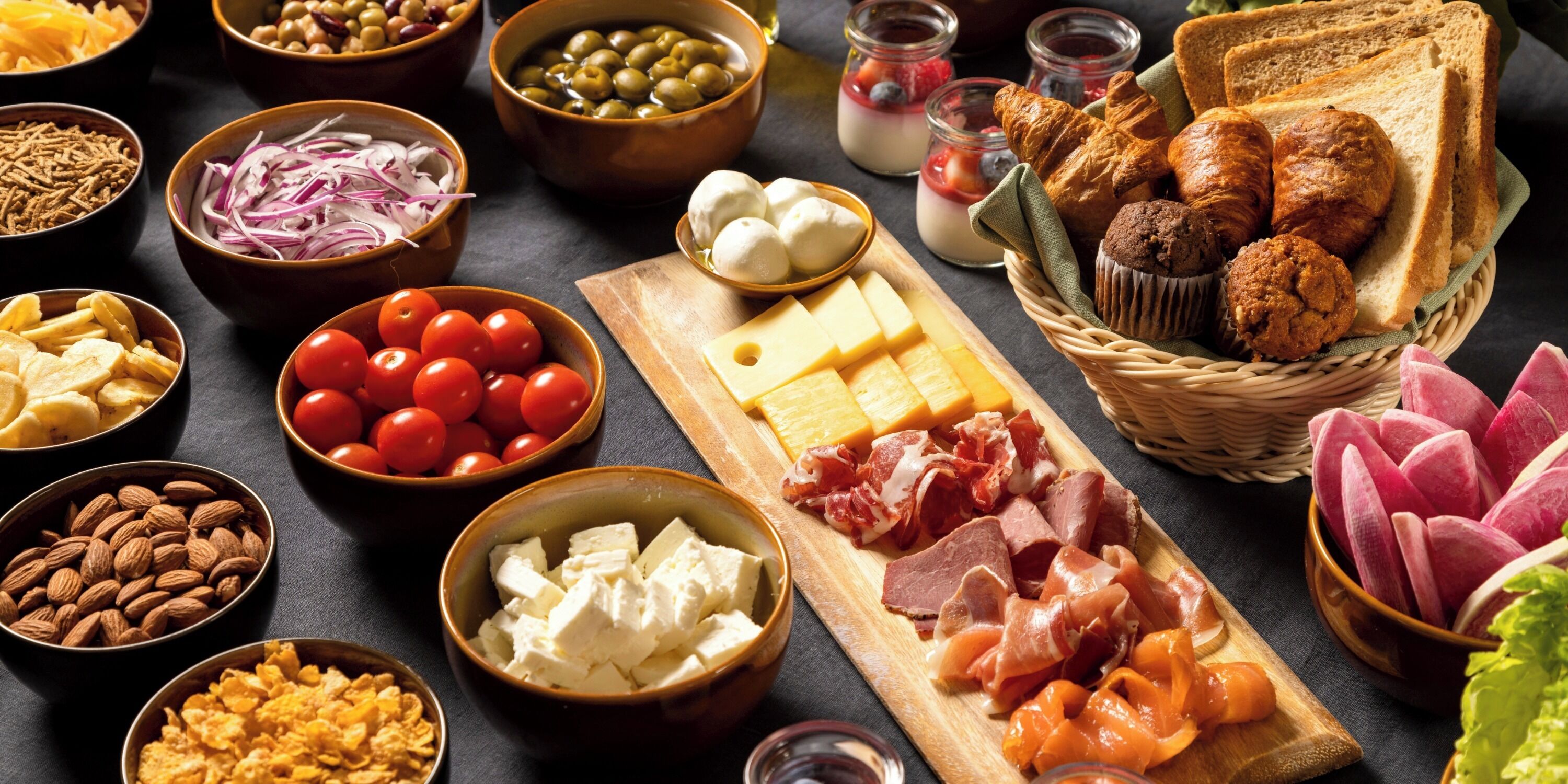 Diversos tipos de comida, como queso, embutidos y pan.