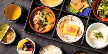 Une variété de plats japonais présentés sur un plateau.