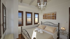 Un dormitorio con cama, candelabro y un cuadro en la pared.