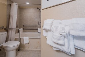 吹风机、毛巾、卫生纸