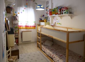 2 chambres, bureau, fer et planche à repasser, lit parapluie