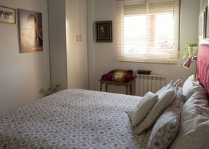 2 sovrum, skrivbord, strykjärn/strykbräda och resesäng