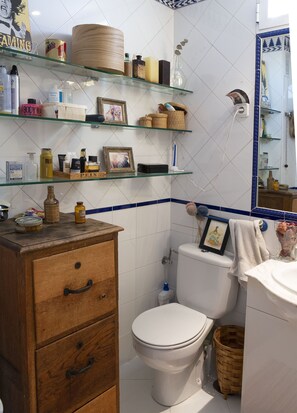 Een bad, een haardroger, handdoeken, zeep