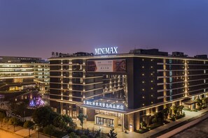 Front of property - evening/night - MiniMax Premier Hotel Shanghai Hongqiao (Shanghai)