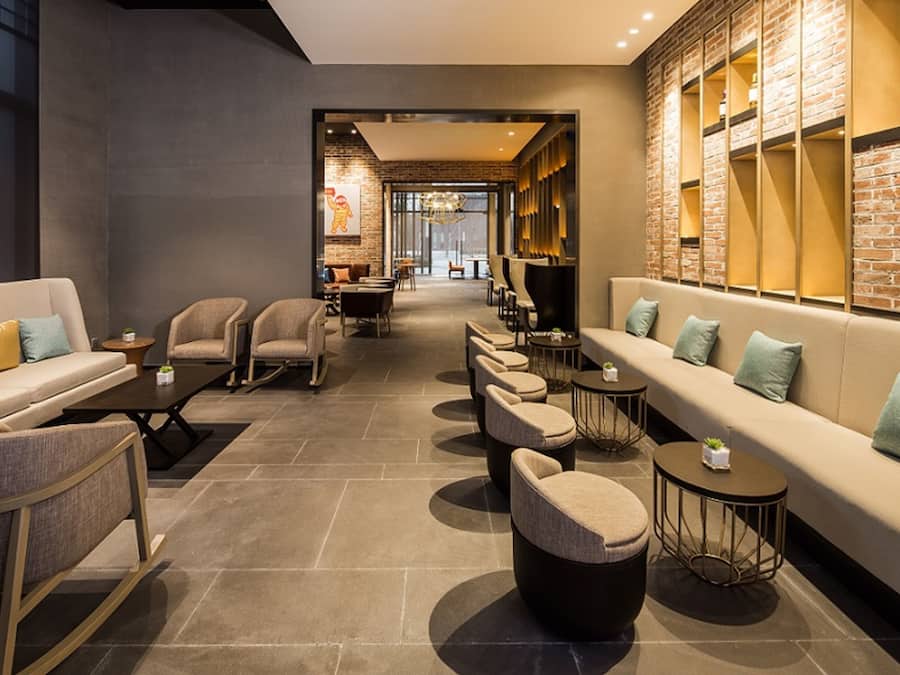 Sarapan, makan tengah hari dan makan malam dihidangkan