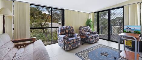 Huis, 3 slaapkamers | Woonruimte | Plasmatelevisie en een dvd-speler