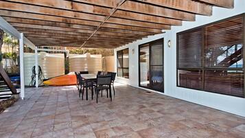 House, 5 Bedrooms | Terrace/patio