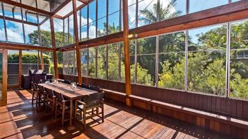 House, 5 Bedrooms | Balcony