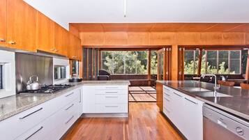 House, 5 Bedrooms | Private kitchen | Full-size fridge, microwave, oven, stovetop