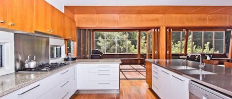 House, 5 Bedrooms | Private kitchen | Full-size fridge, microwave, oven, stovetop
