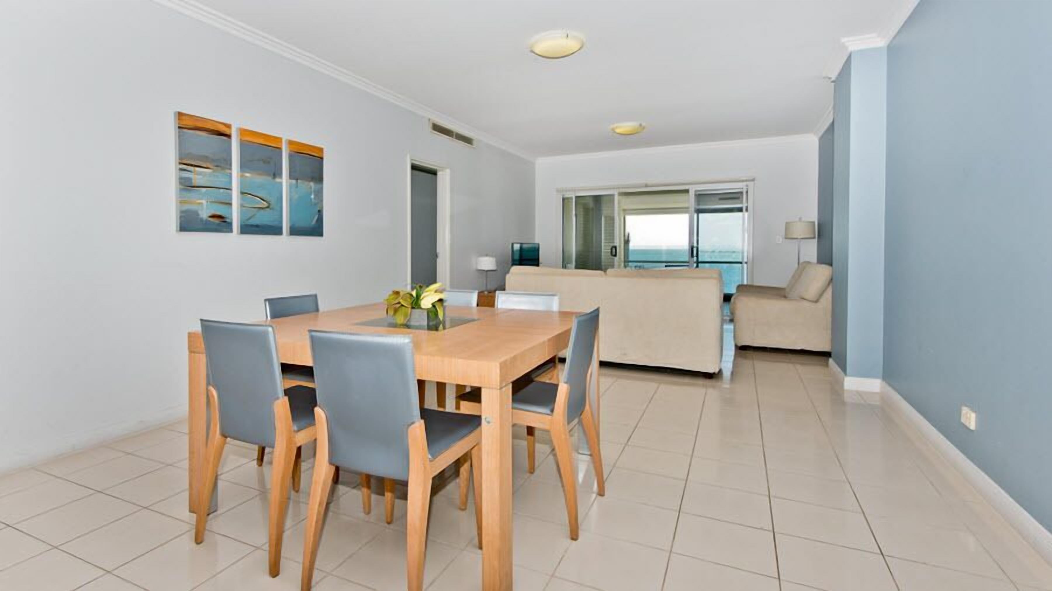 Apartamento, 3 quartos | Opções para refeição no quarto