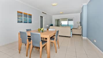 Apartamento, 3 quartos | Opções para refeição no quarto