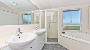 Separate bathtub and shower, towels - Deep Blue 8 (Moreton Island)
