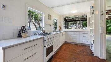 House, 3 Bedrooms | Private kitchen | Full-sized fridge, oven, stovetop, cookware/dishes/utensils