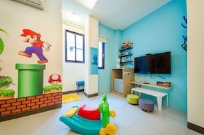 Basic Quadruple Room, City View | Premium bedding, down comforters, individually decorated, soundproofing - Chikan Fun Guesthouse (Tainan)