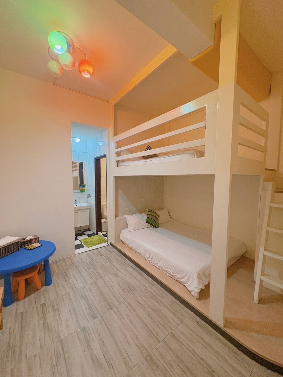 Quarto quádruplo básico | Roupas de cama premium, edredons de pluma, individualmente decorados