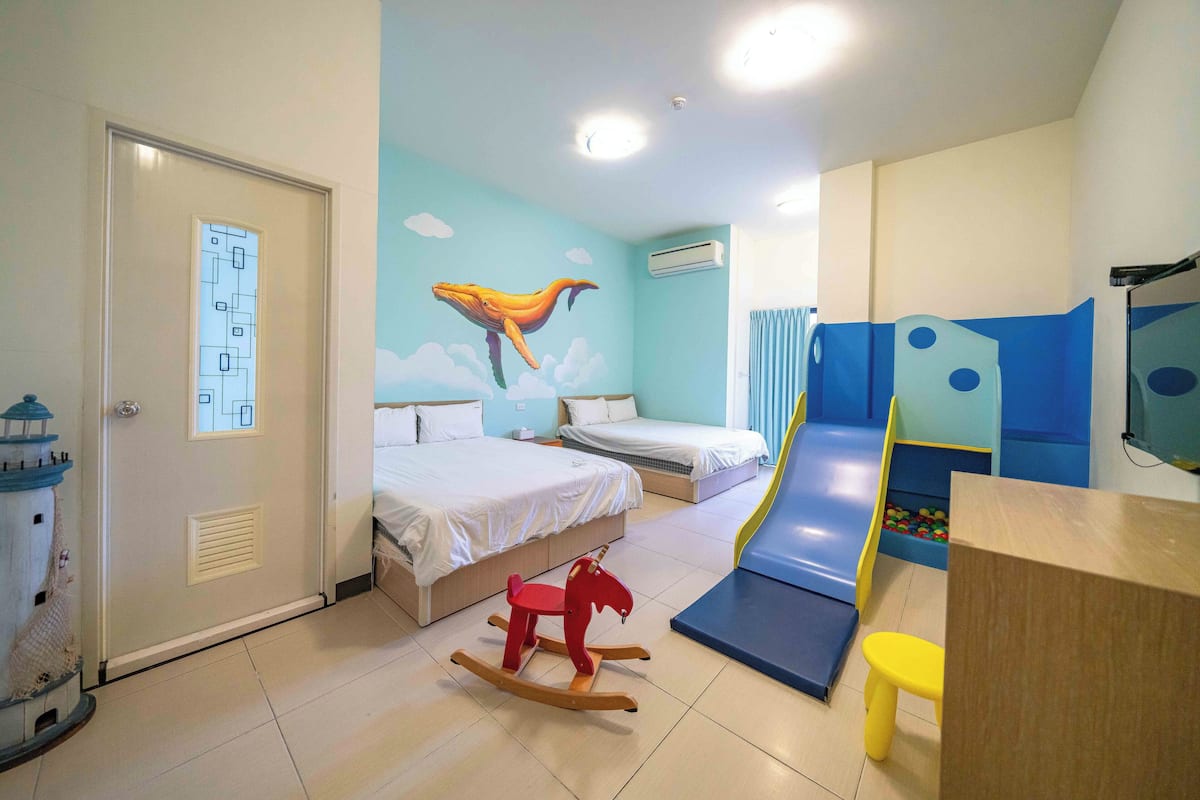 Gallery Quadruple Room, City View | Premium bedding, down comforters, individually decorated, soundproofing