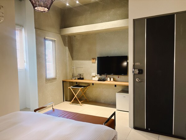 A bedroom with a bed, a desk with a computer, a TV, and a wardrobe. - Chikan Fun Guesthouse (Tainan)