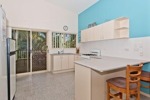 Casa, 2 quartos | Cozinha privada | Geladeira grande, fogão, cooktop, talheres/pratos/utensílios de cozinha