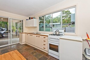 House, 2 Bedrooms | Dapur peribadi | Peti sejuk/penyejuk beku saiz penuh, ketuhar, dapur