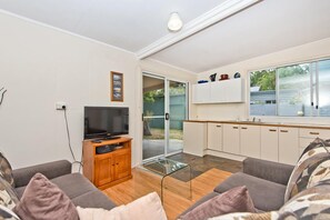 House, 2 Bedrooms | Ruang tamu | TV Plasma