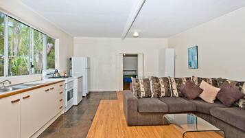 House, 2 Bedrooms | Private kitchen | Full-size fridge, oven, stovetop, cookware/dishes/utensils