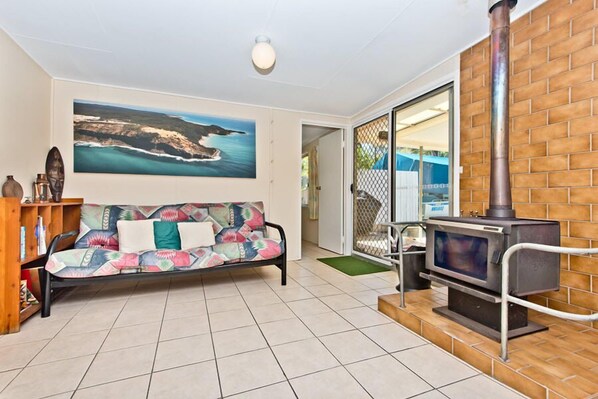 House, 4 Bedrooms | Ruang tamu | TV Plasma