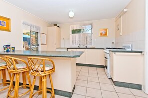 House, 4 Bedrooms | Dapur peribadi | Peti sejuk/penyejuk beku saiz penuh, ketuhar, dapur