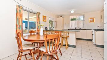 House, 4 Bedrooms | In-room dining