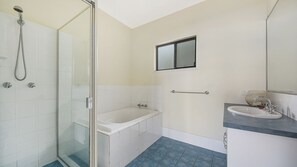 Maison, 6 chambres | Salle de bain | Baignoire et douche séparées, sèche-cheveux, serviettes fournies