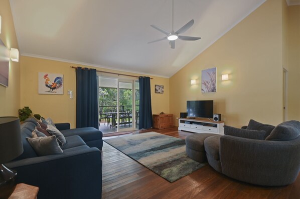 Plasma TV - Moreton Island Retreat (Cowan Cowan)