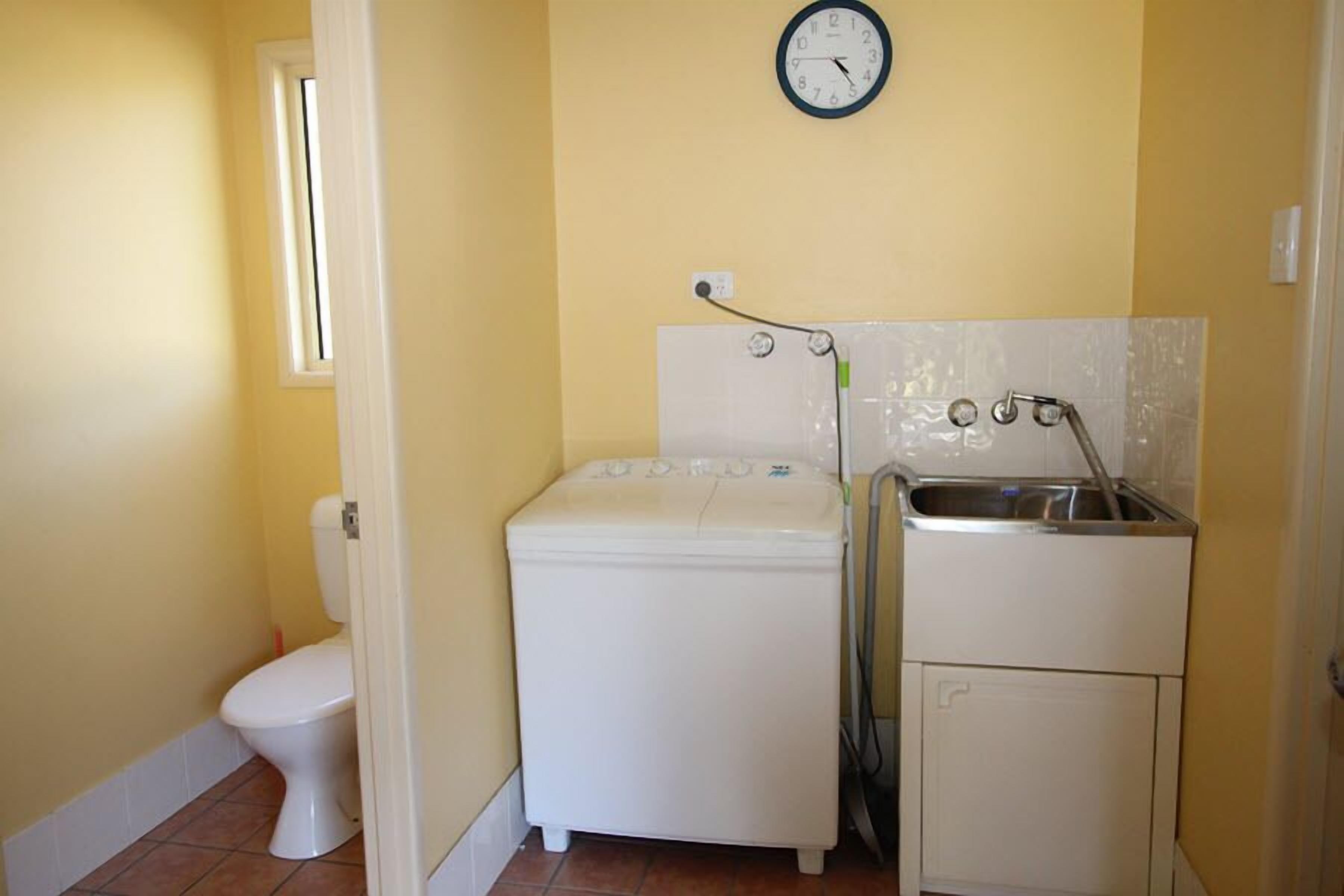 House, 4 Bedrooms | Laundry