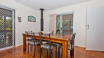 House, 2 Bedrooms | In-room dining