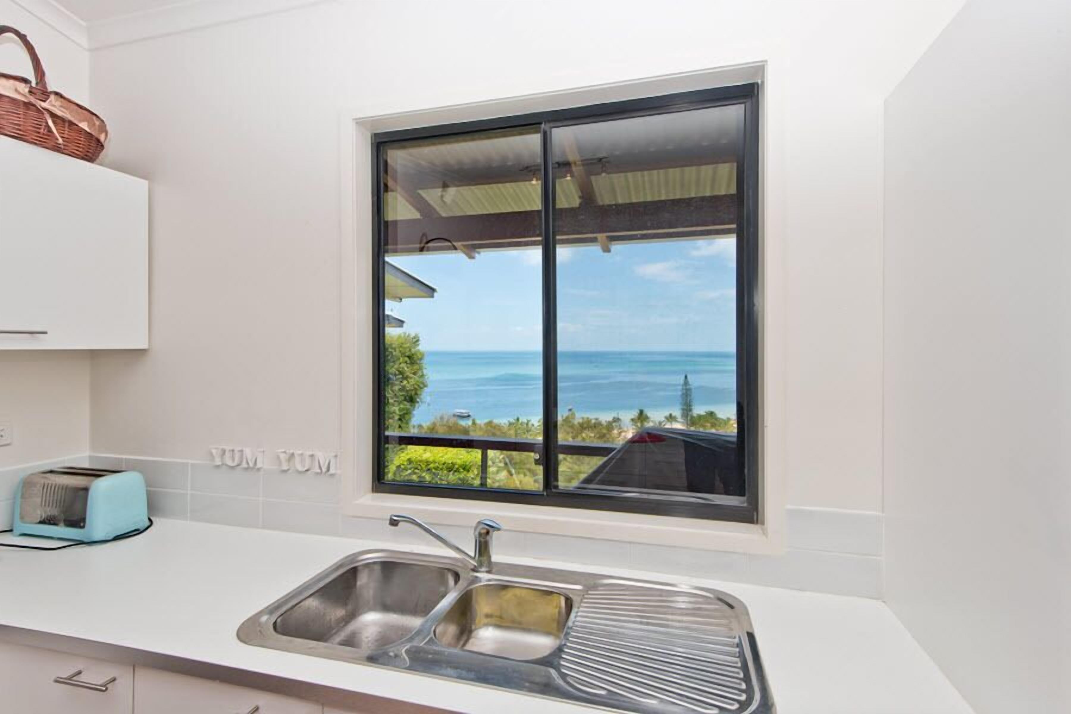 House, 3 Bedrooms | Private kitchen | Coffee/tea maker, full-sized fridge, microwave, oven