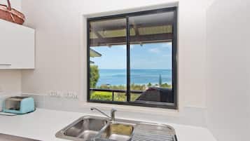 House, 3 Bedrooms | Private kitchen | Coffee/tea maker, full-sized fridge, microwave, oven
