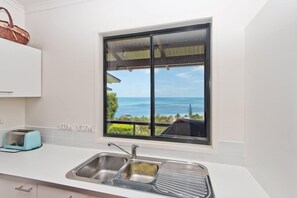 House, 3 Bedrooms | Private kitchen - Moreton View (Moreton Island)