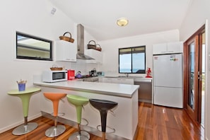 Refrigerador con freezer, microondas, horno, placa de cocina