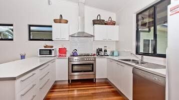 House, 3 Bedrooms | Private kitchen | Full-size fridge, microwave, oven, stovetop