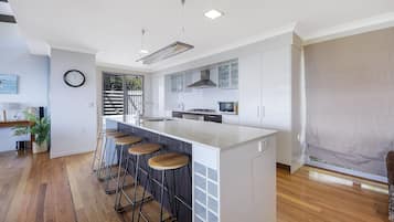 Full-sized fridge, microwave, oven, stovetop