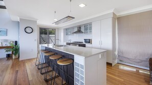 Full-size fridge, microwave, oven, stovetop - Ohana Tangalooma Beach House (Moreton Island)