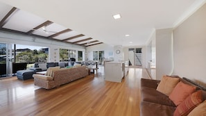 Smart TV, Netflix, DVD player - Ohana Tangalooma Beach House (Moreton Island)